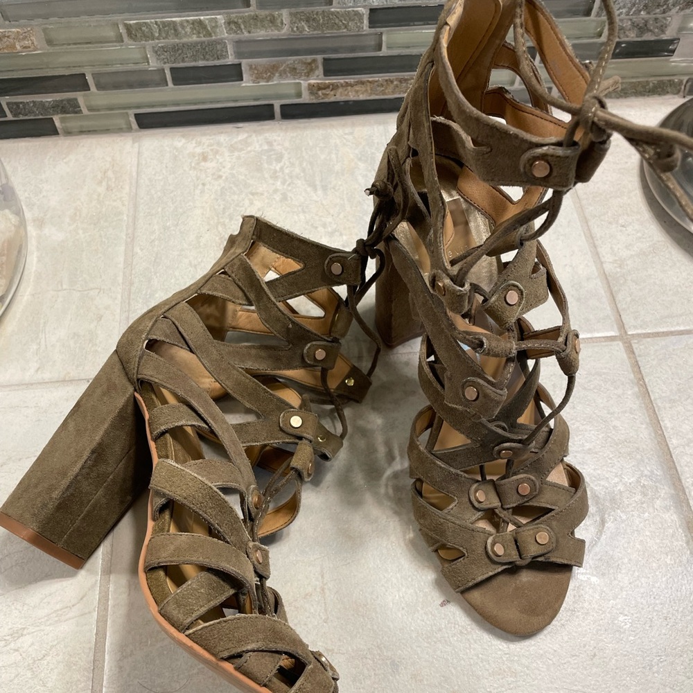 Strappy heals